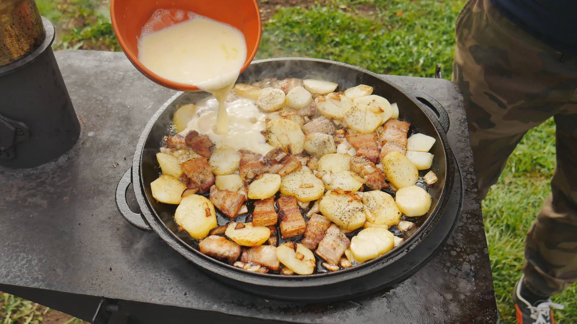 Приготовил крестьянский завтрак в сковороде на огне. смотреть онлайн