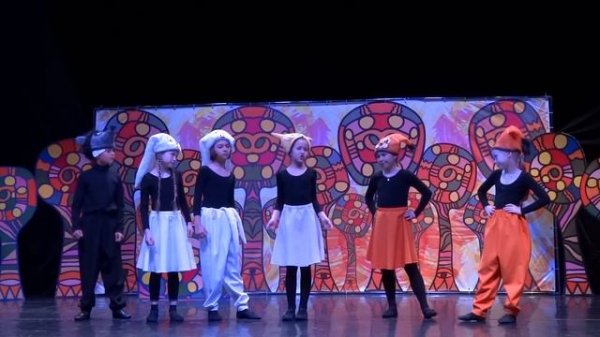 Шапочка красного цвета.