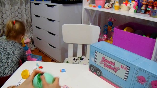 Лиза распаковывает замок LOL . Liza unpacks castle LOL with dolls смотреть онлайн