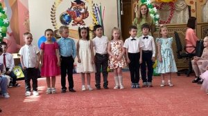 Старшая группа "Звёздочки" в гостях у выпускников. Песня "Наш выпускной" (О. Царева)