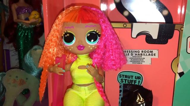 LOL Surprise OMG Series 1 Neonlicious Doll Review! смотреть онлайн