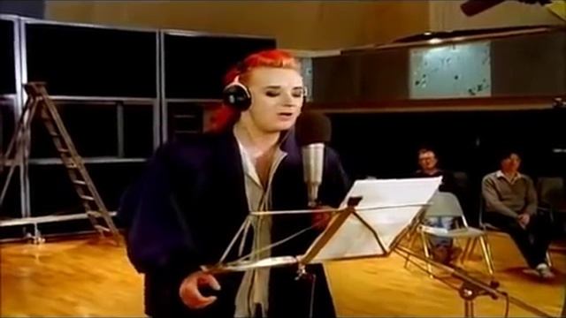 Do They Know it's Christmas Band Aid 1984 lyrics onscreen смотреть онлайн