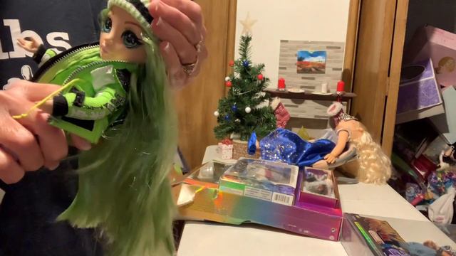Unboxing Rainbow High Winter Break Jade Hunter doll. смотреть онлайн