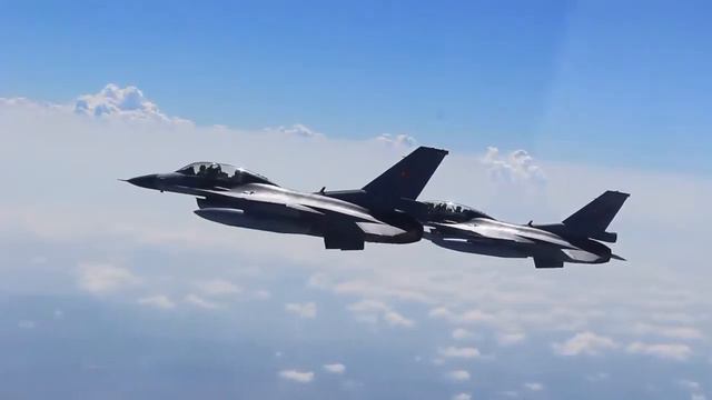 Defence Minister Hulusi Akar in an F-16D смотреть онлайн