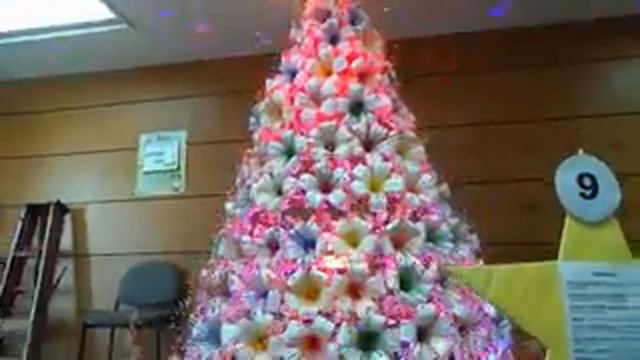 CHRISTMAS TREE MADE IN RECYCLED MATERIALS смотреть онлайн