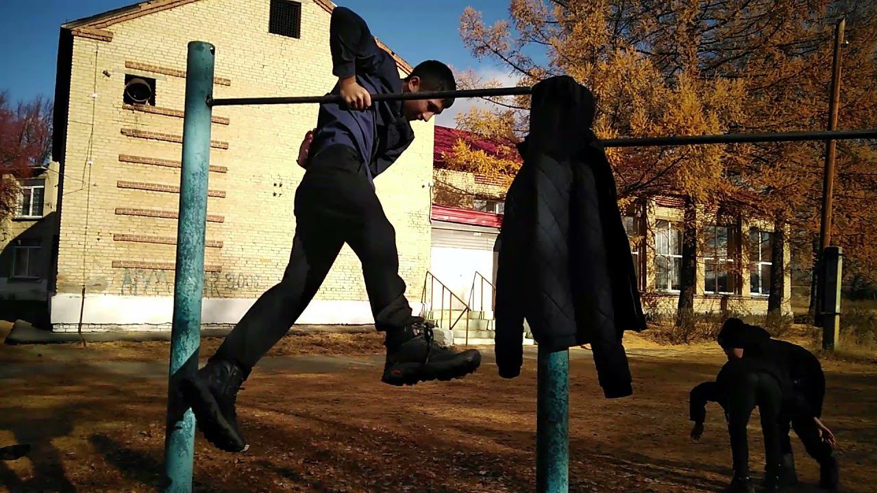 Подтягивание на ОДНОЙ РУКЕ на ДВУХ ПАЛЬЦЕ и Выход силой ОДНОЙ РУКОЙ с дополнительным весом +4 кг смотреть онлайн