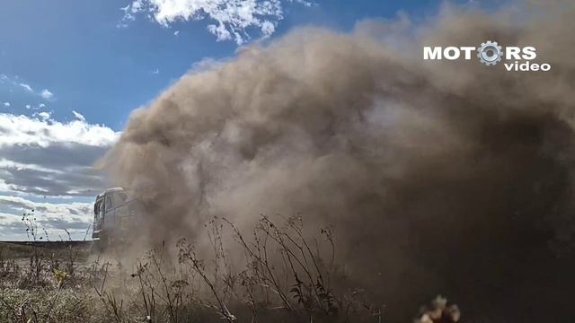 Восемь тонн в полете. Как прыгают гоночные КАМАЗы и МАЗы смотреть онлайн