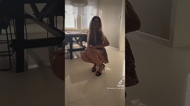 Polish girl in high heels and short skirt смотреть онлайн