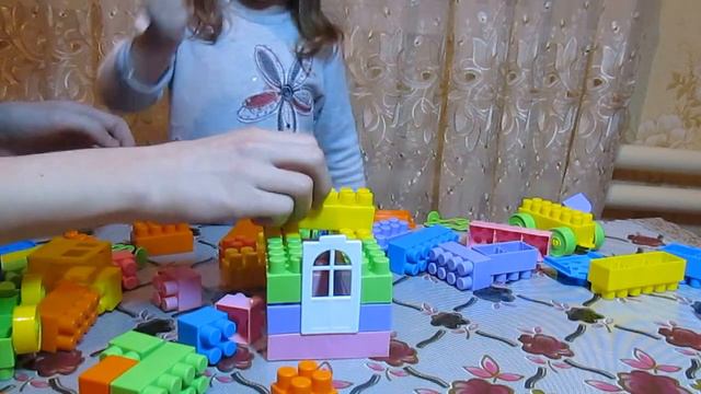 Варвара с братиком складывают дом из детского конструктора/ Varvara and her brother folded house смотреть онлайн