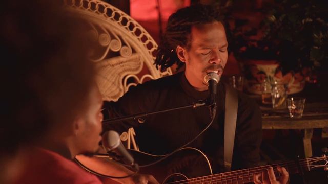 Jeangu Macrooy & Xillan live met ‘Brave Enough’ (Kampvuursessie) | ZomerFestival 2020 | NPO 3 TV смотреть онлайн