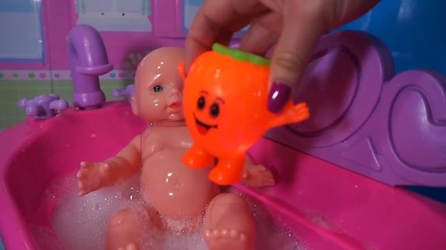 American Baby Doll Bath routine in Cute little Pink Bathtub Kids Video смотреть онлайн