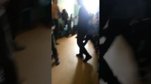 Школьники дерутся в школьной раздевалке