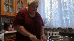 Осталась дома на хозяйстве/ нарезала мелкую морковь и стряпаю пельмени/.