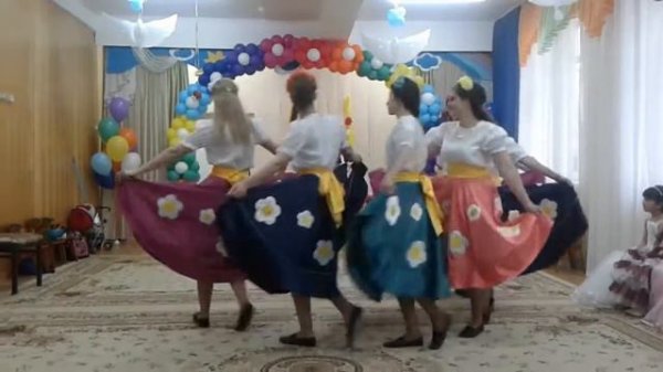 Танец сотрудников 28 сада "колосок" Ессентуки