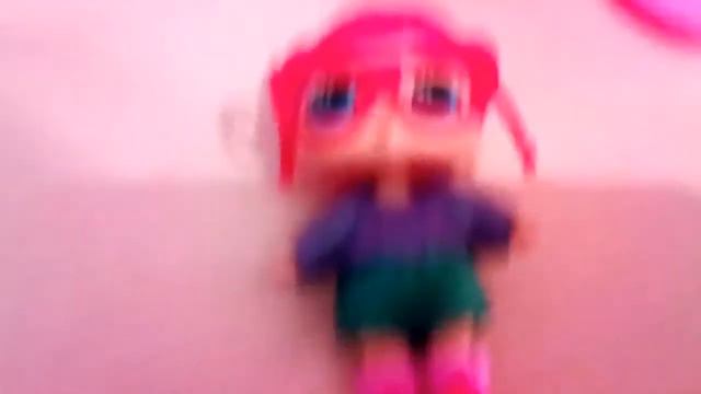 Распаковка куколки LOL Умеют плакать, делать пи пи, менять цвет волос и плеваться👍 смотреть онлайн