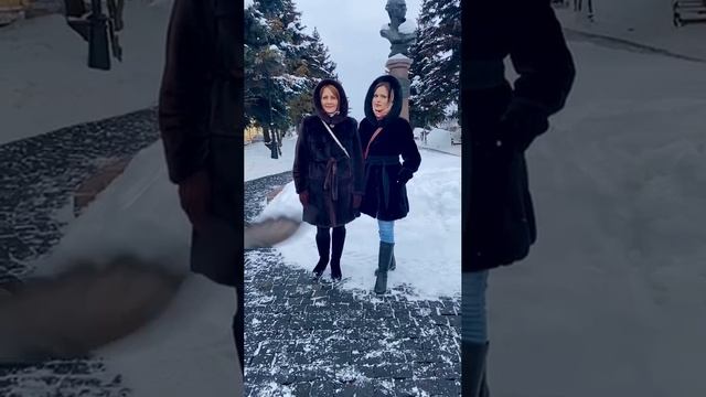 Когда попросила 9-летнюю сестру сфотографировать нас ИЛИ что случилось с нашей снежной фотосессией? смотреть онлайн