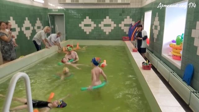 Занятие в бассейне смотреть онлайн