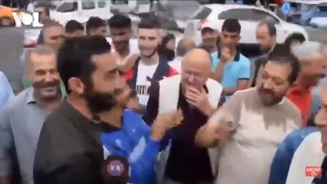 Azadî Kaya - Ulan şu yaşlı moruklar yokmu, şu yaşlı moruklar :) смотреть онлайн
