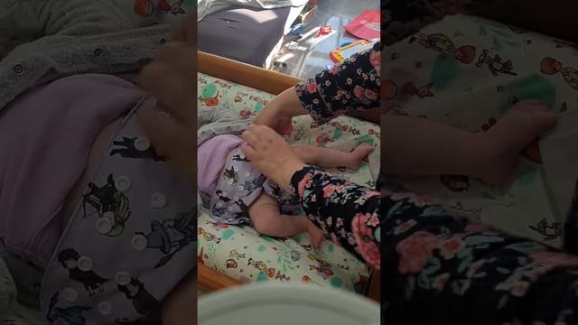 How To Fit A V3.5 Cloth Nappy On A 1-Month-Old смотреть онлайн