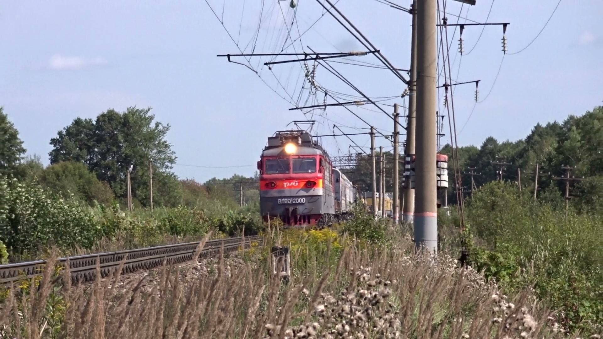 Электровоз ВЛ80т-2000 с хозяйственным поездом отправляется со станции Зимёнки смотреть онлайн