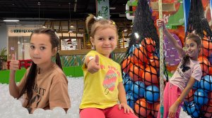 МИЛАША С СЕСТРИЧКАМИ В ИГРОВОМ ЦЕНТРЕ