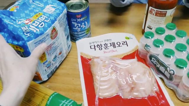 Корейским школьникам привозят продукты из-за карантина смотреть онлайн