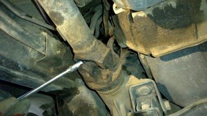 Шприцевание крестовин карданов на Pajero Sport II.