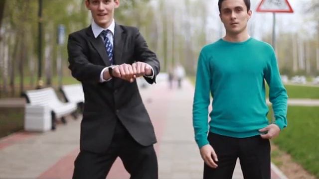 Школьники танцуют и поют смотреть онлайн