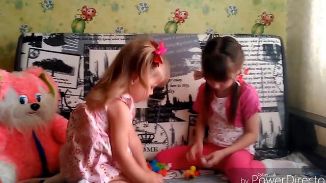 Веронишка и Аришка. Игра в конструктор банчемс Thorn Ball Clusters смотреть онлайн