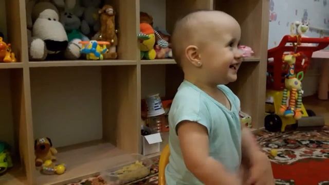 ♡♡♡ Маша смеется на горшке) Masha laughs on the potty) смотреть онлайн