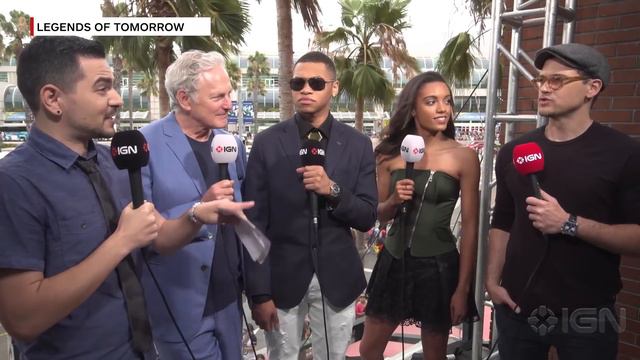 Legends of Tomorrow Will See a Collision of New and Returning Heroes in Season 2 - Comic Con 2016 смотреть онлайн