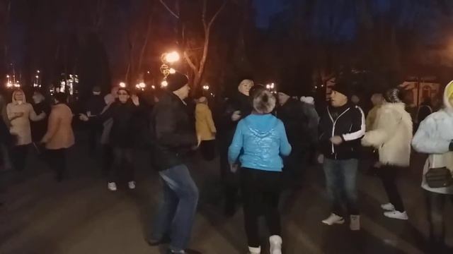 Харьков,танцы в парке;"Словно куклa Barbie на витрине" смотреть онлайн