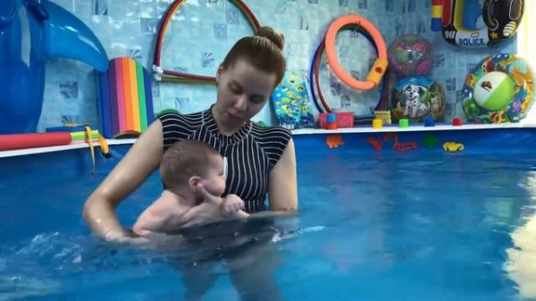 Учимся плавать. Грудничковое плавание.