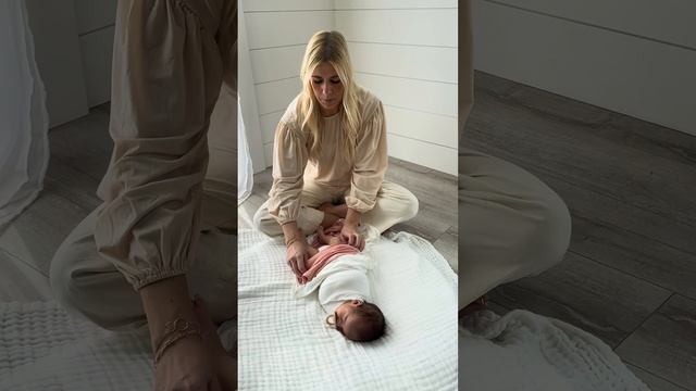 Newborn HACK- quick easy diaper change! смотреть онлайн