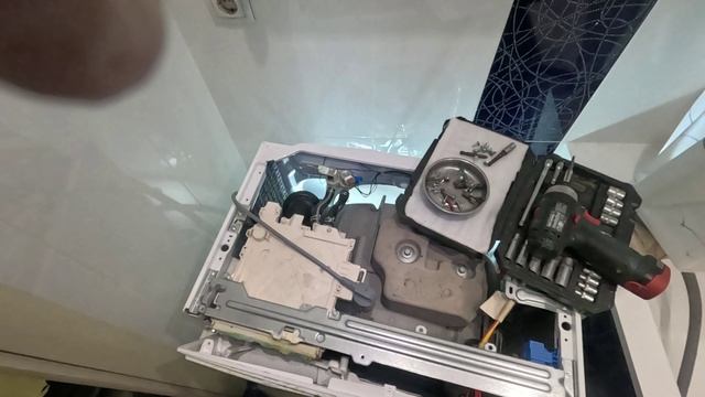 Стиральная машина AEG бесконечно сливает, протекает