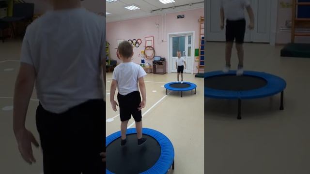 занятие на батутах смотреть онлайн