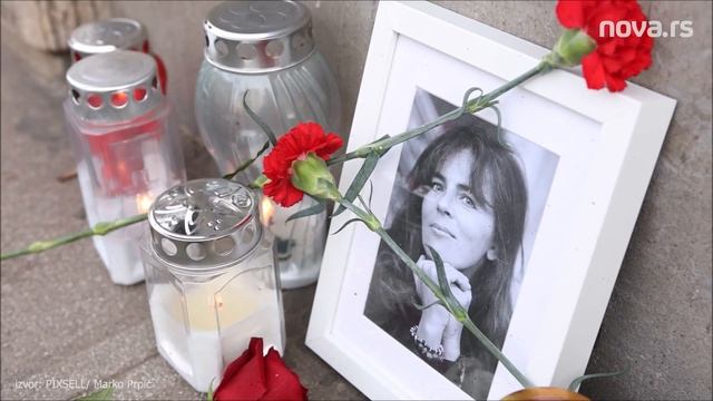 Upaljene sveće ispred zgrade u kojoj je živela Mira Furlan смотреть онлайн