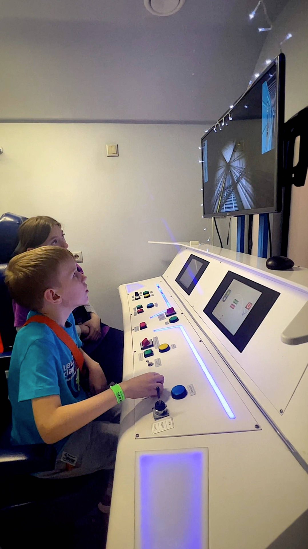 Детская игра "Машинист поезда метро" в детском центре "Кидбург Город Профессий" в Москве смотреть онлайн