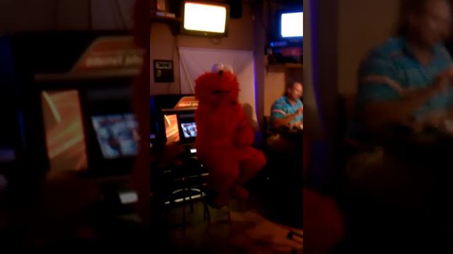 Elmo karaoke's bodies by downing pool @ kevins kor смотреть онлайн