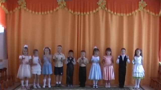 "Светит месяц". Исполняет ансамбль "Колокольчик". смотреть онлайн