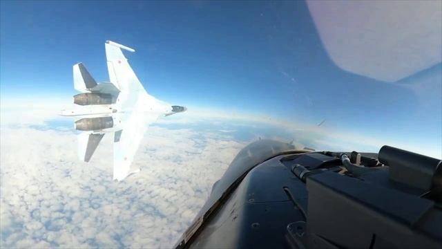Су-35С эффектно подрезал американский F-16, решивший полетать рядом с нашим Ту-95МС. смотреть онлайн