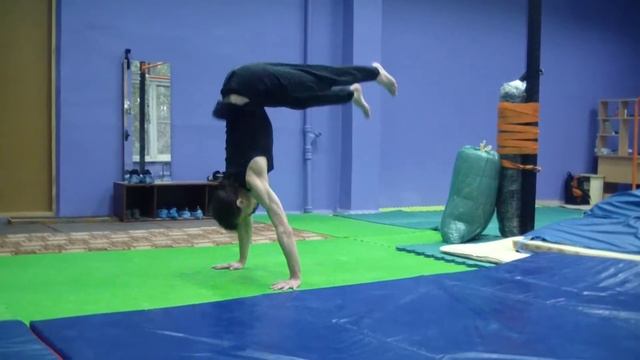 Тренировка в зале ВСА. Кувырки на матах 2. СКК "Вместе" смотреть онлайн