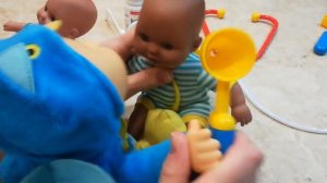 Кукла врач. Доктор лечит куклу. Веселое видео для детей.