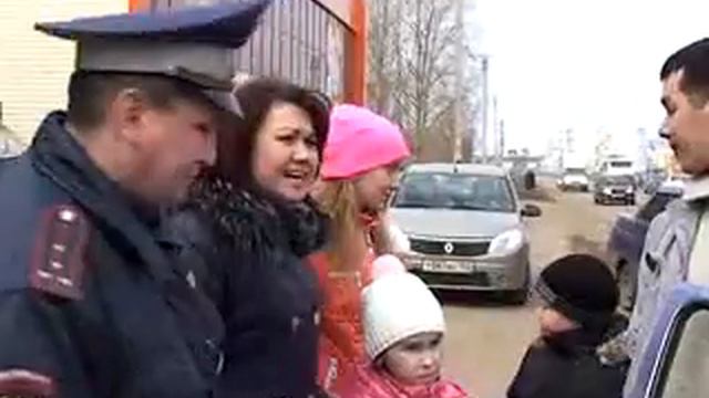 ШКОЛЬНИКИ И СОТРУДНИКИ ГИБДД ПРОВЕЛИ СОВМЕСТНУЮ АКЦИЮ смотреть онлайн