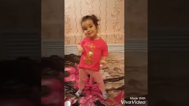Первое видео / Приветствие/ Какая я красивая смотреть онлайн