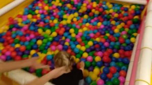 Идём гулять в ДЕТСКИЙ ИГРОВОЙ ЦЕНТР! Забавные батуты, горки, шарики, игрушки! Дети ИГРАЮ!