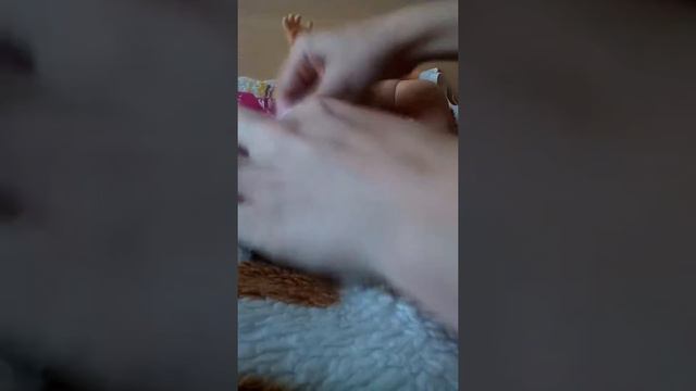Одеваем новую одежду Алине. Мама купила боди и шапочку Алине. смотреть онлайн