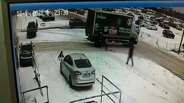 Мать с двумя детьми угодила под грузовик в Екатеринбурге смотреть онлайн