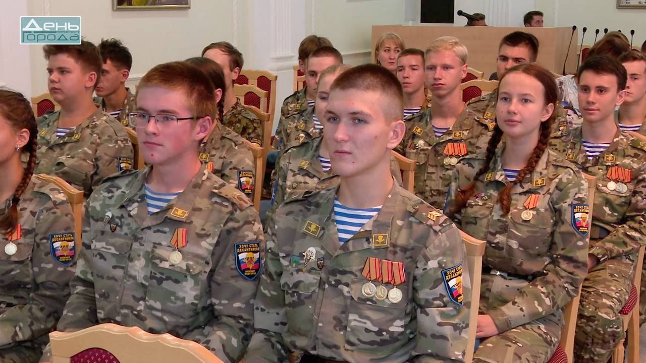 Глава города Ю. Шалабаев вручил родителям Максима Настина Орден Мужества смотреть онлайн