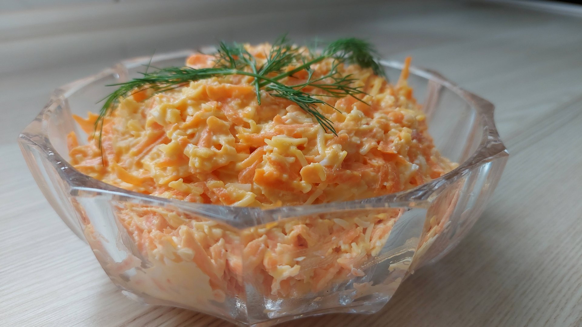 Салат из простых продуктов-но очень вкусный! Салат с морковью, сыром и яйцами! смотреть онлайн